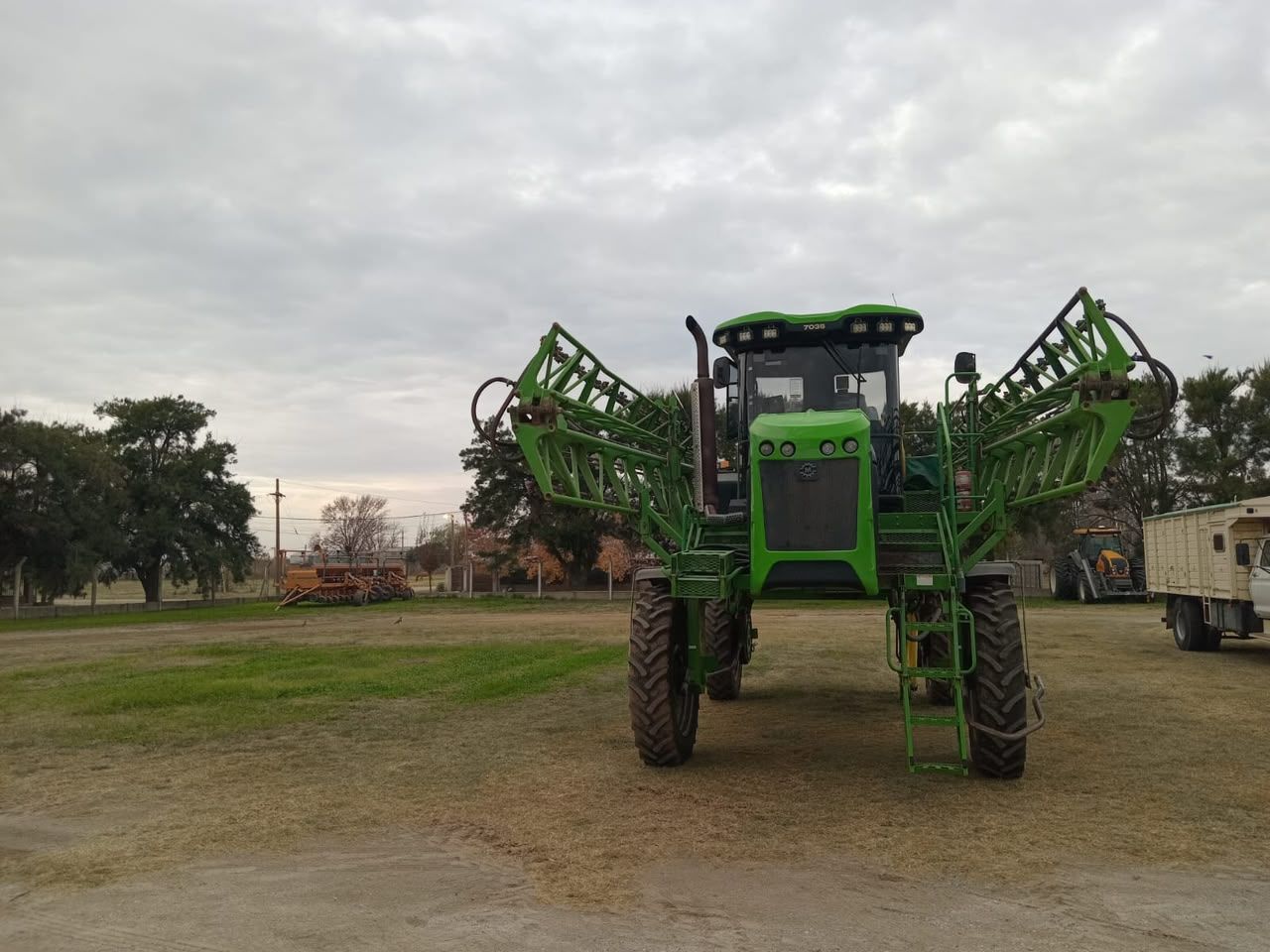 VARIOS PULVERIZADORA AUTOPROPULSADA METALFOR 7035